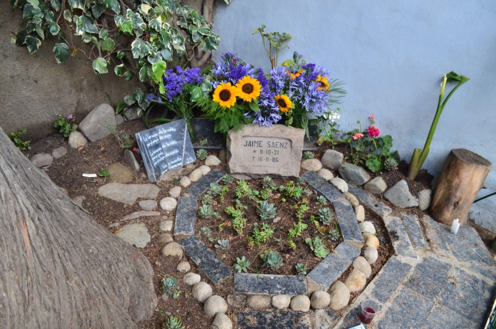 La tumba del escritor y poeta Jaime Saenz. Se recuerdan los 100 años desde su nacimiento. 