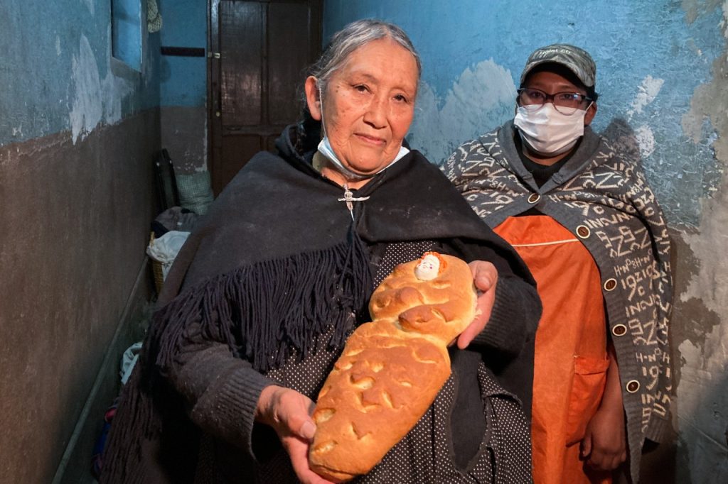 La t'anta wawa es un pan especial que representa al fallecido. Doña Dora acude al mismo horno por más de tres décadas. Su marido murió por Covid el año pasado. Fotos: Michalina Kowol. 