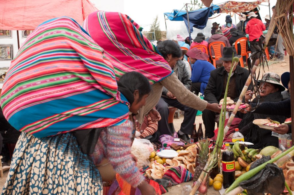Rezadoras reciben pan y fruta por sus oraciones en el Cementerio Ventilla de El Alto. Fotos: Michalina Kowol