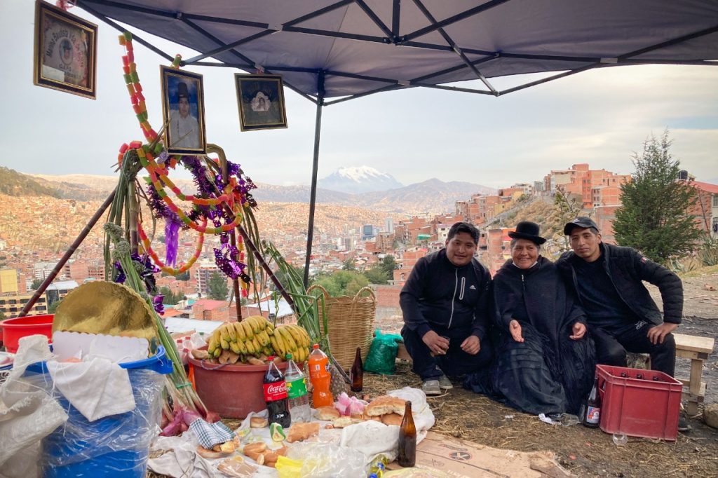 Esta familia decidió despedirse de sus muertos fuera de un cementerio y con una vista panorámica de La Paz. Fotos: Michalina Kowol.