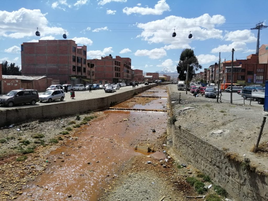 Río Seco contaminado en la ciudad de El Alto