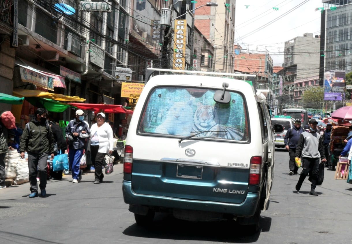 Un minibus sin placa en la ciudad de La Paz